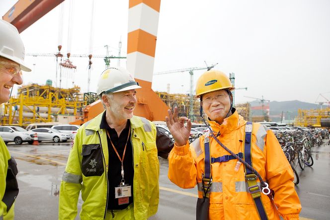 Vidar Nygård Karlsen (f.v) leder ferdigstillingen av plattformdekket og Karl Inge Ulveseth er prosjektleder for Valemon-dekket i Statoil.