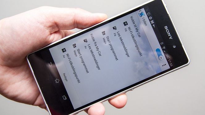 Telefonen kan utføre oppgaver basert på tid og tilkoblet utstyr.