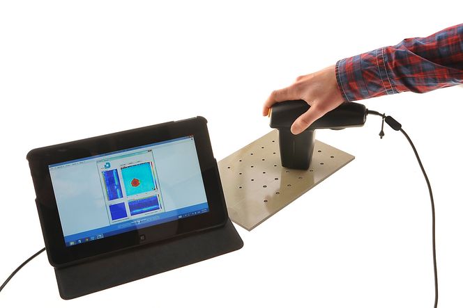 Dolphicam er lite og nett NDT-utstyr. Her brukes ultralydkameraet til å scanne borehull.