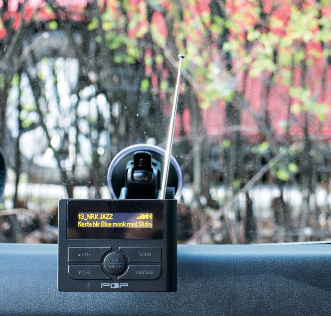 Aller enklest: Ingen DAB-løsning i bil er så vidt vi vet enklere enn POPyourCAR. Den holder seg selv med strøm og antenne og sender DAB-kanalene til FM-radioen i bilstereoen. Til nød kan du høre på en interne høyttaleren også.