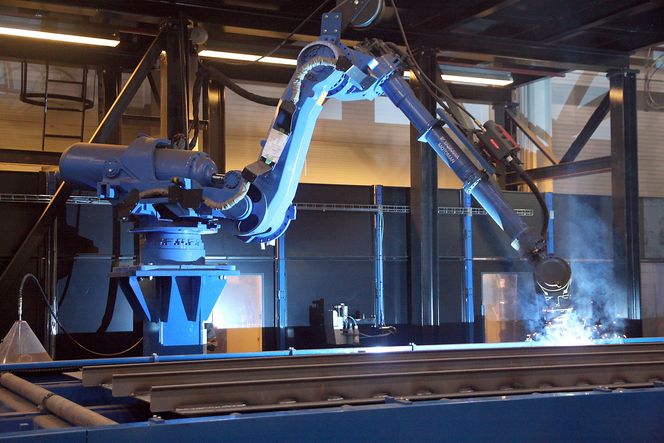 Uberørt av menneskehender. Sveiserobot i gang med overbygget til den første ekspedisjonssyacten til Graeme Hart.