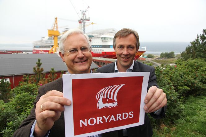 Konsernsjef Asle Solheim (Bergen Group) og verftssjef Anders Straumsheim på Fosen med ny logo. Bergen Group selger 71 % av aksjene til Calexco og danner ny skipsbyggingsgruppe, Noryards.