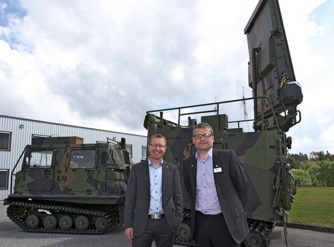 Salgssjef Ole Gabrielsen (t.v) og produktsjef for Giraffe 8A Torstein Bergli i Saab Technologies Norway foran en Arthur-enhet.