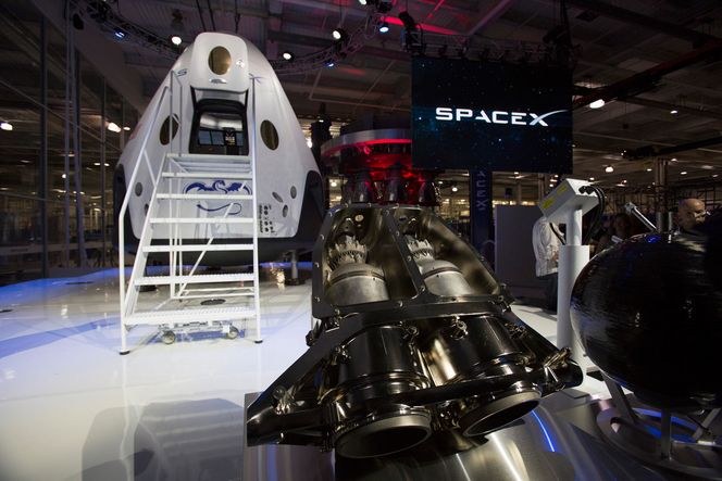 Musk med den nye Dragon-kapselen. Motorene i front.