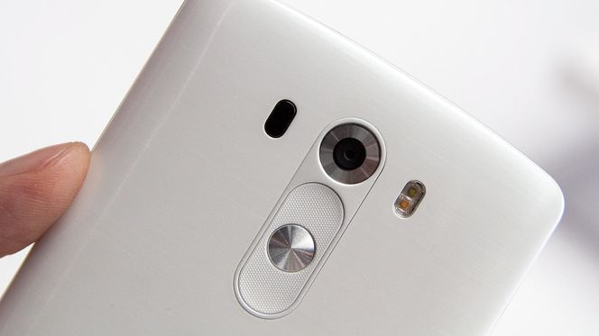 LG har plassert tastene på baksiden. Laserdioden sitter til venstre for kameraet, og fotolyset til høyre har to lysdioder.