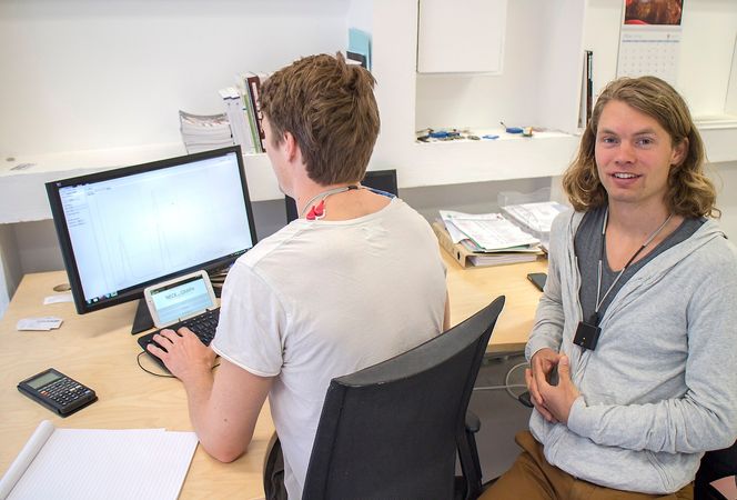 Måler nakkespenning: Ingeniørbrødrene Einar-Andre, med sensorene montert på skuldrene, og Thomas Jakobsen (til høyre) i Neck Graph tror deres nye måleteknologi for muskelbelastning kan avsløre feilbelastning og hjelpe folk til å bli kvitt plagene sine.