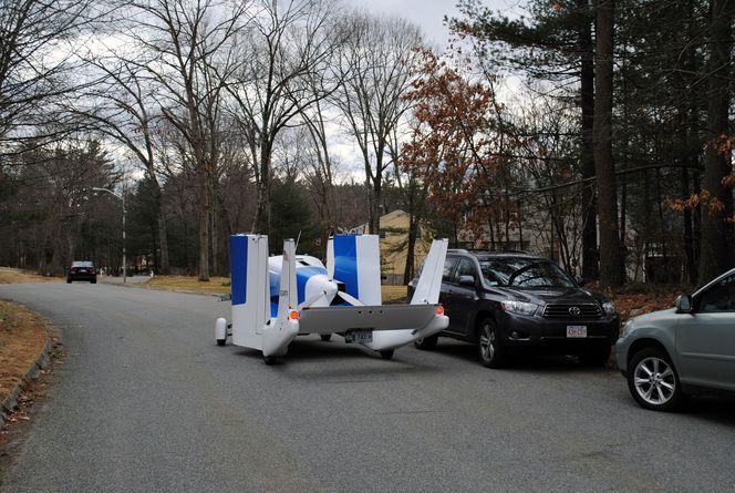 Terrafugia er ikke spesielt elegant på veien, men den følger vanlig trafikkflyt og bruker rundt 0,67 liter per mil. Den har bakhjulsdrift.