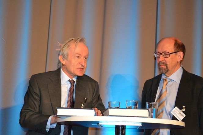125 år: Professorene John Peter Collett og Håkon With Andersen ved NTNU skrev også den forrige jubileumsboka til DNV, Anchor and Balance i 1989.