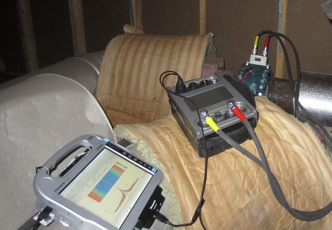 Her er utstyret Multiconsult benytter når de sjekker fjernvarmerør med lydbølger. En såkalt transducerring er montert på røret. Elektronikk for å generere og motta signal er på plass, samt felt-pc. Foto: Multiconsult