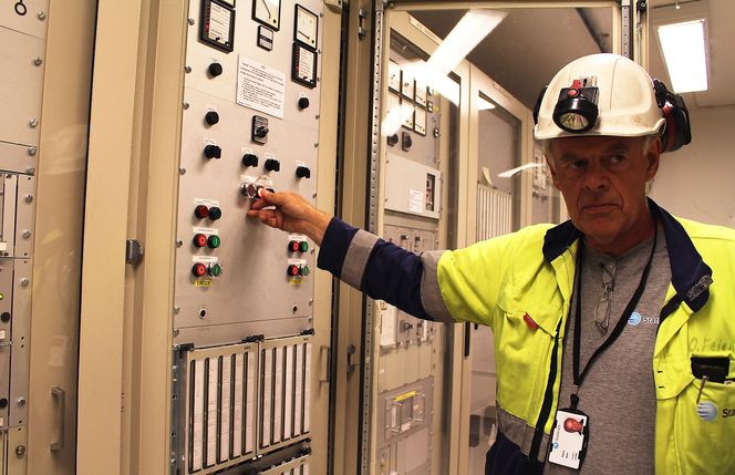 Fagarbeider Olav Feten i Statkraft fikk æren av å trykke på av-knappen på aggregatet fra 1936.