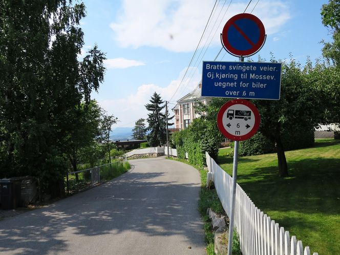 Advarslene er mange ved inngangen til de ulike bratte partiene ned mot E18 Mosseveien.