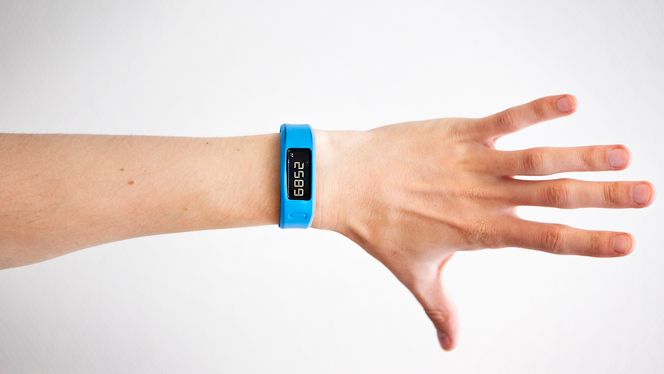 Båndet sitter som en klokke rundt håndleddet ditt.