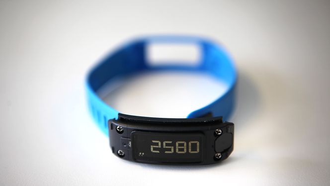 Selve trackeren er løs, og det følger med armbånd i to forskjellige størrelser.