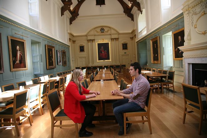 Spisesal: Mustafa Kømurcu og Frida Kracht Ur i spisesalen på colleget Trinity Hall. I disse tradisjonsrike omgivelsene spiser studentene middag sammen hver dag.