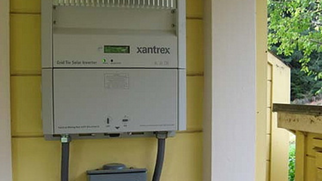 Likestrøm-til-vekselstrøm-omformer for et solcellesystem.