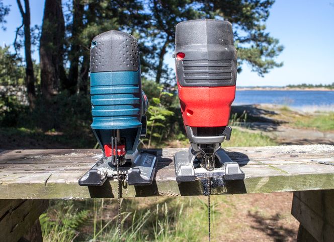 Ulik filosofi: De to sagene henvender seg til samme målgruppe, men er designet på to helt ulike måter. Bosch har motoren i grepet, men Milwaukee har samlet motor og slagmekanisme i selve hodet.