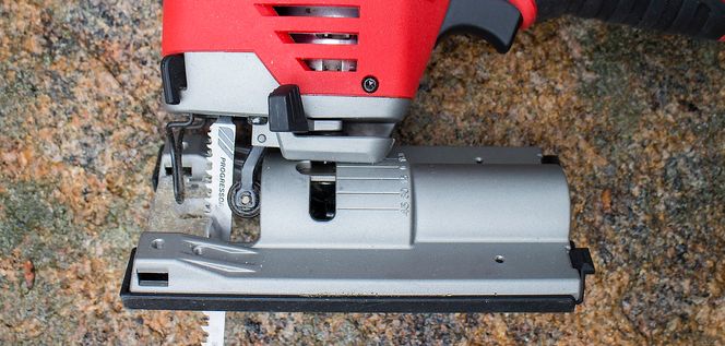Lett å vinkle foten: Milwaukee har utstyrt stikksaga med en spak som løsner foten slik at den lett kan justere bladvinkelen. Foran finner vi en spak som løsner og fester sagbladet.