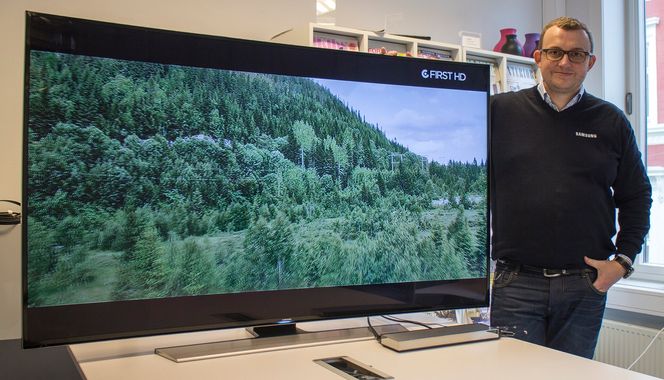 Voksne saker: Produktsjef Knut Erik Rørnes i Samsung viser frem den første buede 65-tommeren som er kommet til landet. Men allerede om et par uker er de leveringsklare.