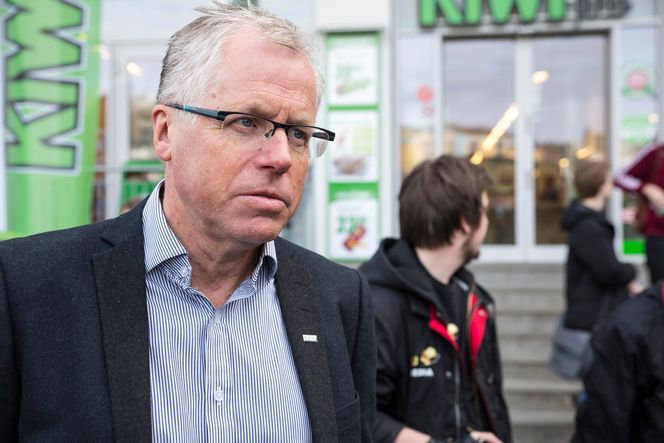 KIWI-sjef Jan Paul Bjørkøy sier at Kiwi i løpet av 2014 vil sette opp mellom 50 og 70 hurtigladere utenfor butikker langs hele landet.