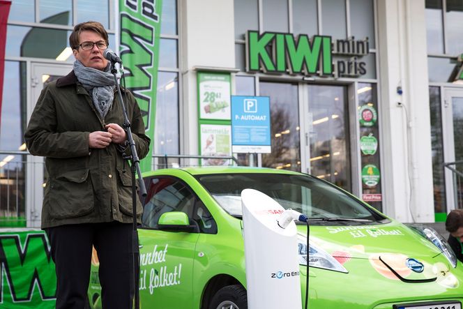 Klima- og miljøminister Tine Sundtoft var med på åpningen av samarbeidet mellom Kiwi og Nissan.