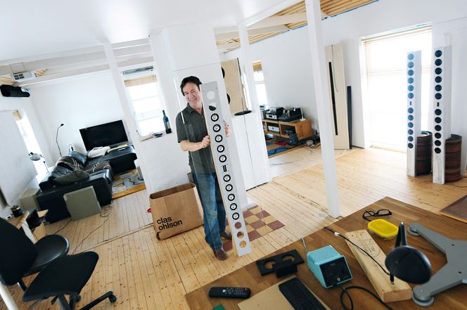 Når bare det beste er godt nok: Geir Fredriksen utvikler høyttalere hjemmefra i Inderøy. Her med en buet Line Source-utgave i akryl. Dette materialet har også en akustisk funksjon i tillegg til at det tar seg godt ut i stua.