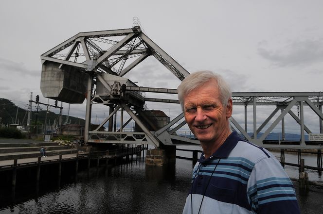Bruingeniør Arne Vik sier at stål kan vare svært lenge, som her i Skansen-brua som er den eneste av sitt slag på denne siden av Atlanteren. Foto: Arne Bårdstu/Jernbaneverket