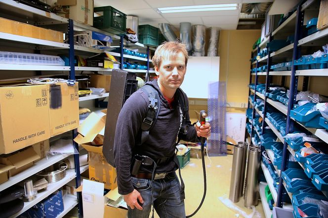 Plasmabrenner: Bendik Sagsveen viser frem en bærbar plasmabrenner.
