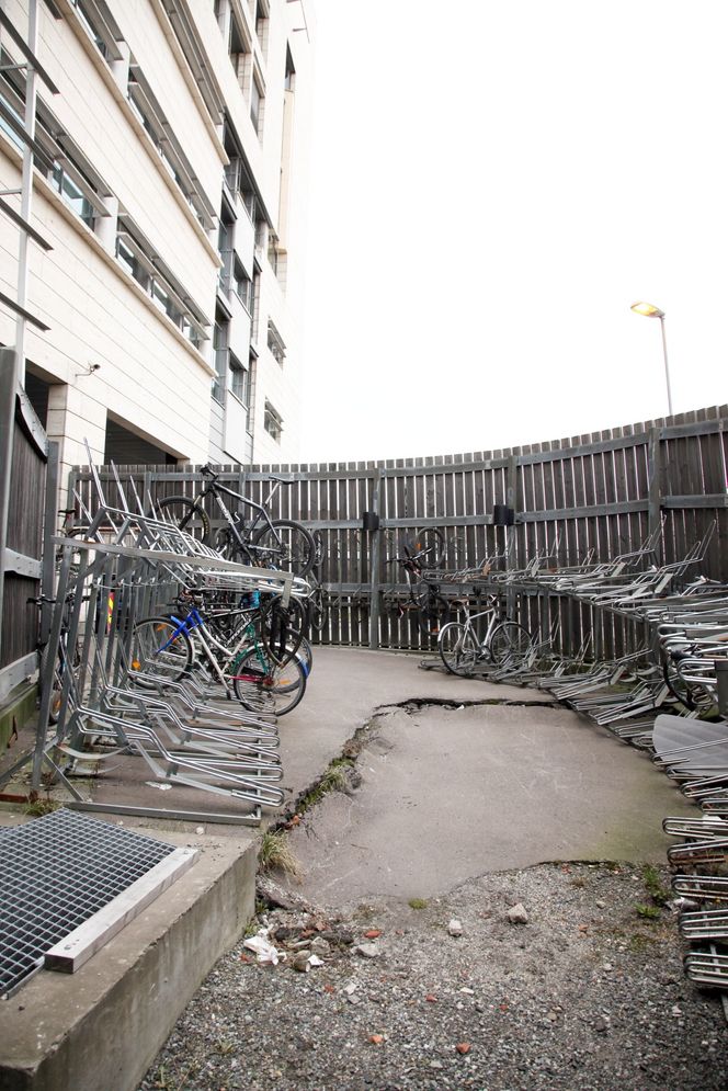 Terrengløype: Denne sykkelparkeringen ved Barcode har store nivåforskjeller.