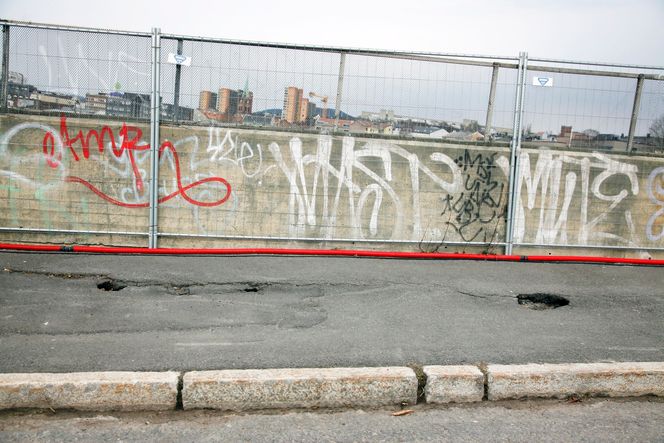 Hullete: Fortauet på den gamle brua der Bispegata fra Gamlebyen krysser over sporområdene til Bjørvika er preget av setninger som har pågått lenge. Hvor mye som skyldes de eventuelle økte forskyvingene som følge av Bjørvikautbyggingen, er ukjent.