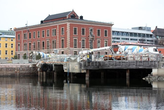 Tollboden er et av de eldre byggene som kan bli berørt avde påståtte setningsproblemene i Bjørvika.