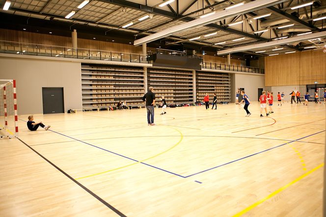 Godt brukt: Mens idrettsanlegget brukes til gymtimer for elever på dagtid, brukes det til fritidsaktiviteter og turneringer på kveldstid og i helger.