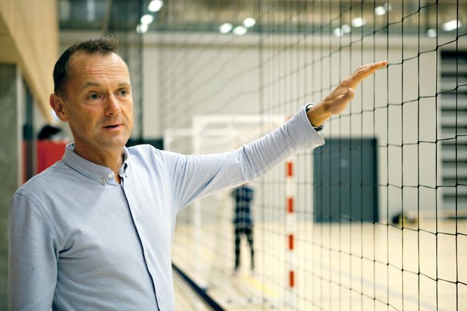 Flere samtidig: Prosjektleder Geir Hille forteller at idrettshallen kan deles opp i seks ulike gymsaler dersom flere skoleklasser har behov for gymsal samtidig.