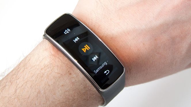 Du kan styre musikken på mobilen din rett fra klokken.