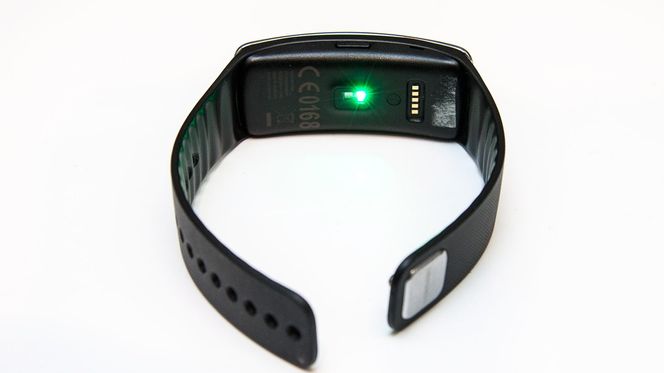 Pulsmåleren er optisk, og dette grønne lyset brukes i pulsmåleprosessen.