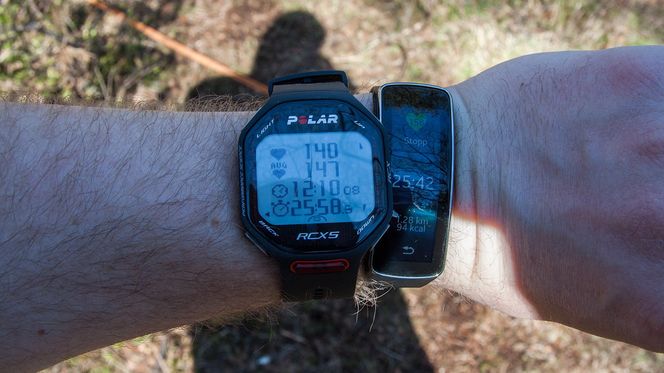 Pulsklokken og Gear Fit var ikke helt enige om hva pulsen var da dette bildet ble tatt. Men begge viste samme snittpuls ved øktens slutt.