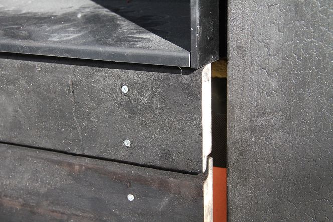 Testpanel: På Kjørbo i Bærum har Powerhousealliansen brukt brent tre. Her fra en forsøksmontasje som ble satt opp noe før endelig montasje.