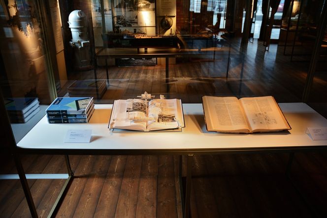 Kunstprosjekt: Historien om den stavangerske oppfinneren Hans Sundt Berggraf, og hans tegninger av ekkoloddet, står utstilt ved Stavanger Maritime museum. Kunster Tove Kommedal synes han fortjener en plass i de lokale historiebøkene, selv om det var en tysker som endte opp med å ta patent på ekkoloddet. Begge foto: Ina Steen Andersen