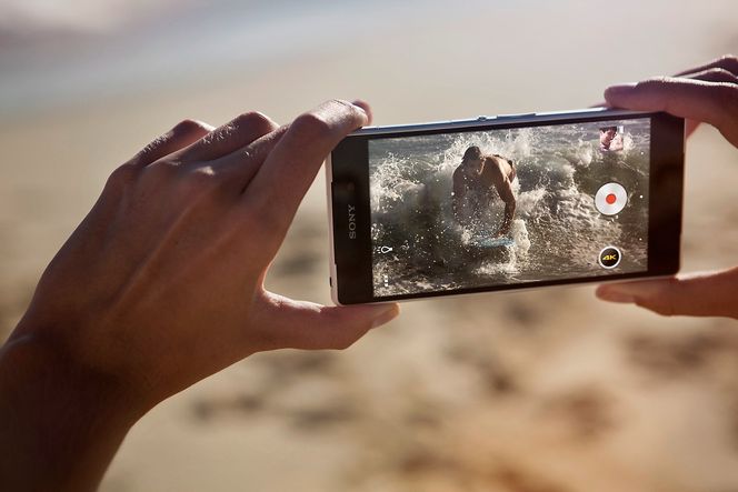 Sony Xperia Z2 er laget i metall og glass.