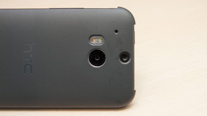 Det er hull til kameraet på baksiden, men dekselet over skjermen vil dekke kameraet om det vippes hele veien rundt.