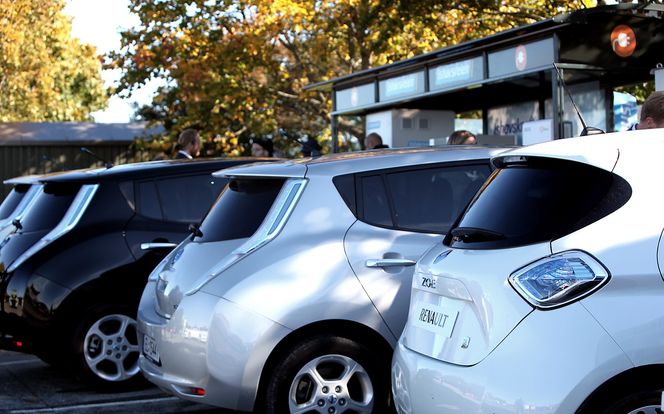 Elbilinfrastrukturen er i ferd med å bygges ut nogen lunde i takt med elbilsalget. Her er Ishavskraft hurtigladestasjon i Vestby som ble åpnet i forrige uke, med Nissan Leaf og konsernkusinen Renault Zoe først ved