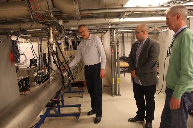 Fullskala: Kompressorlaben er satt opp slik at testene utføres i fullaksla. Her kjøres det tester for alle leverandører av løpehjul.Fra venstre: Lars E. Bakken, Richard Markeson (Gassco) og Morten Løes (Statoil).