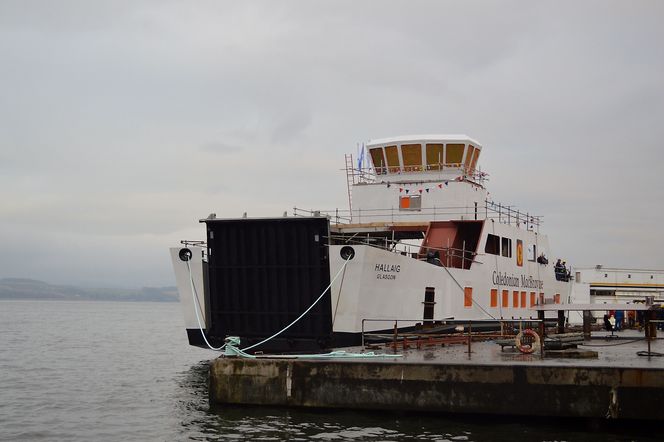 Port of Glasgow: MV Hallaig under bygging. Skipet ble levert i 2013 til Caledonian Maritime Assets Limited. Fergen er 43, 2 meter lang og 12,2 meter bred.