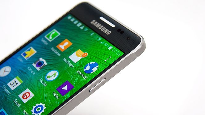 Tasten på siden er i metall. Her ser du også hvordan rammen «svinger inn» langs sidene.