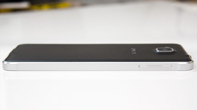 Telefonen er tynnere enn iPhone 6.