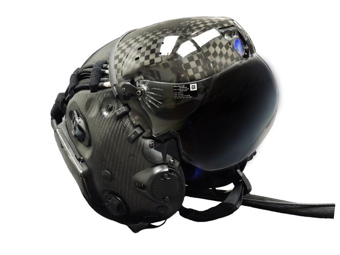 Det nye nattkameraet i panna er den mest synlige endringen på den nye F-35-hjelmen.