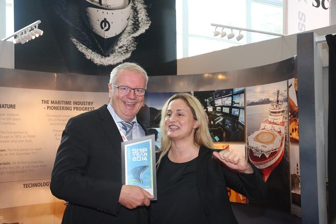 Entusiasme: Statssekretær Dilek Ayhan (t.h.) jubler sammen med Edmund Tolo fra Fjellstrand over at ZeroCat-fergen er kåret til Ship of the Year 2014.