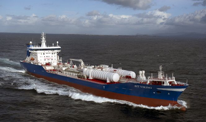 Ombygget: Ikke alle oljetankredere tenker kortsiktig. I lasten har Bit Viking oljeprodukter. På dekk har den to gasstanker, hver på 500m3. To Wärtsilä 6L46B motorer, hver på 5,850 kW,  er bygget om til DF 50 dual fuel LNG-motorer.