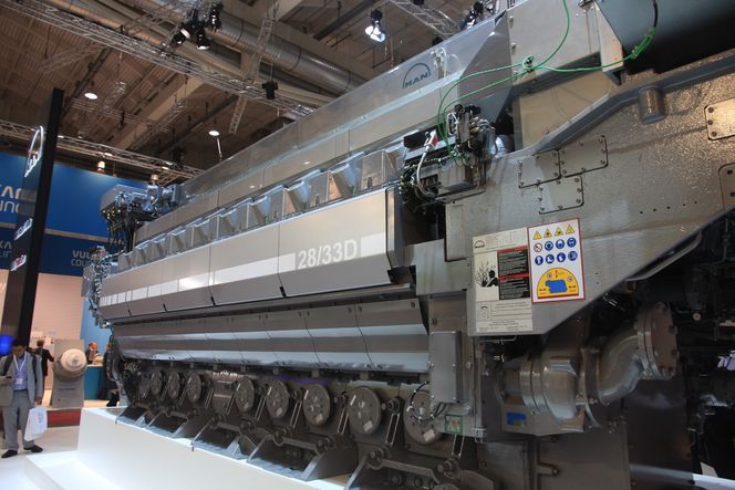 Seig: Man Turbo &amp; Diesel har tatt med seg en relativt ny 4-takts dieselmotor, MAN 28/33D STC, med vesentlig lavere drivstofforbruk enn tidligere modeller. Hver sylinder har en effekt på 455 kW.
