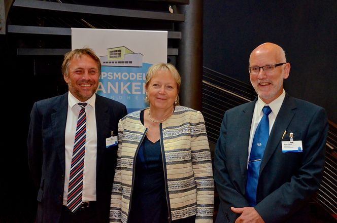 Haster: - Det er et kappløp om havet og Norge har ikke råd til å la være å investere i et nytt Ocean Space Centre, sier fylkesordfører i Sør-Trøndelag, Tore O. Sandvik (tv). Han får støtte av styreleder i MARINTEK, Unni Steinsmo og direktør for forskning og utvikling i Rolls-Royce Marine Propulsion, Rune Garen.