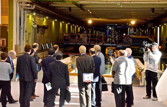 Omvisning: Deltakerne på jubileet ble vist rundt i Marinteks mange laboratorium. Her er de i Skipsmodelltanken. Den er 260 meter lang og brukes i hovedsak til undersøkelser av skipenes hydrodynamiske yteevne.